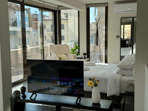 Crystal View Rooftop Apartment near Akropolis by Kozy Koala